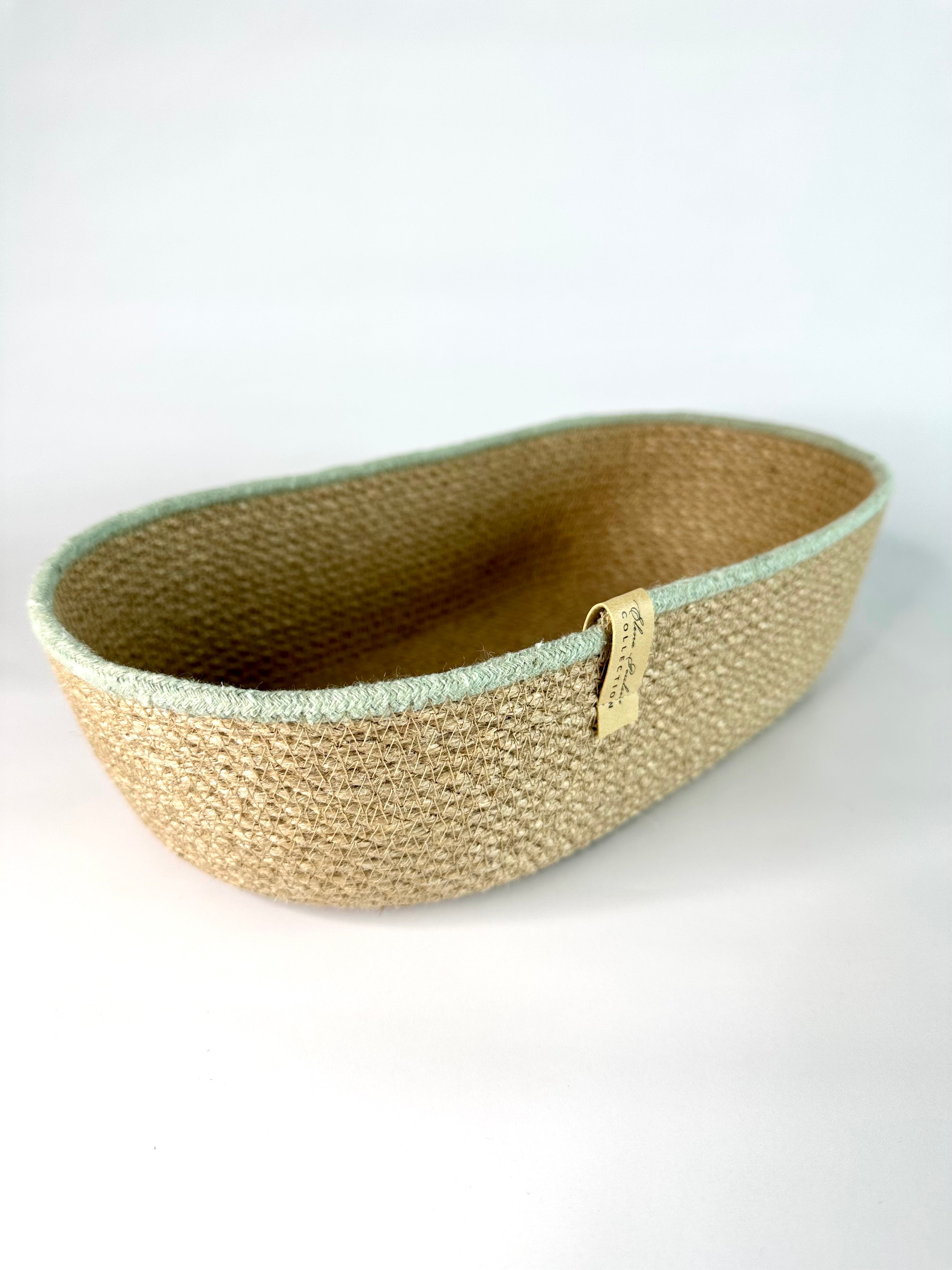 ovaler Tischkorb aus Jute mit rotem Zierrand